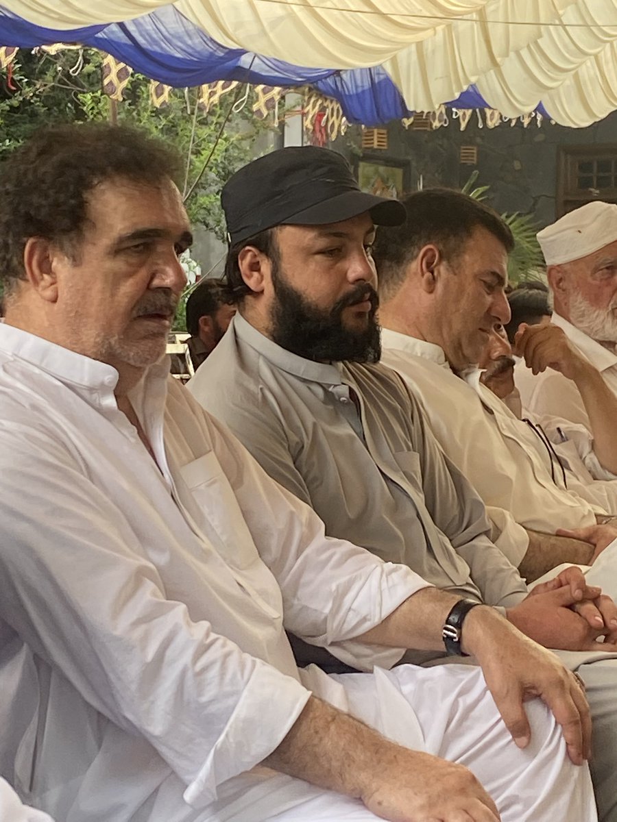 KhwajaK52844862's tweet photo. اشاڑے تحصیل مٹہ سوات۔
پښتون سټوډنټس فیډریشن اسلامیه کالج پوهنتون پېښور  صدر  خواجه احتشام ااحق۔ ودیگر سیاسی و علاقہ مشران کا  ایوب خان اشاڑے کے بڑے بھائی قاسم خان (دیرے خان ) کی وفات پر تعزیت اور فاتحہ خوانی کر رہے ہیں https://t.co/qYrvtXnZff