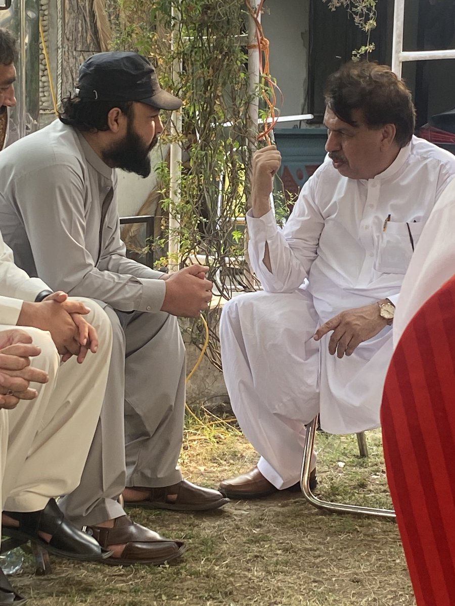 KhwajaK52844862's tweet photo. اشاڑے تحصیل مٹہ سوات۔
پښتون سټوډنټس فیډریشن اسلامیه کالج پوهنتون پېښور  صدر  خواجه احتشام ااحق۔ ودیگر سیاسی و علاقہ مشران کا  ایوب خان اشاڑے کے بڑے بھائی قاسم خان (دیرے خان ) کی وفات پر تعزیت اور فاتحہ خوانی کر رہے ہیں https://t.co/qYrvtXnZff