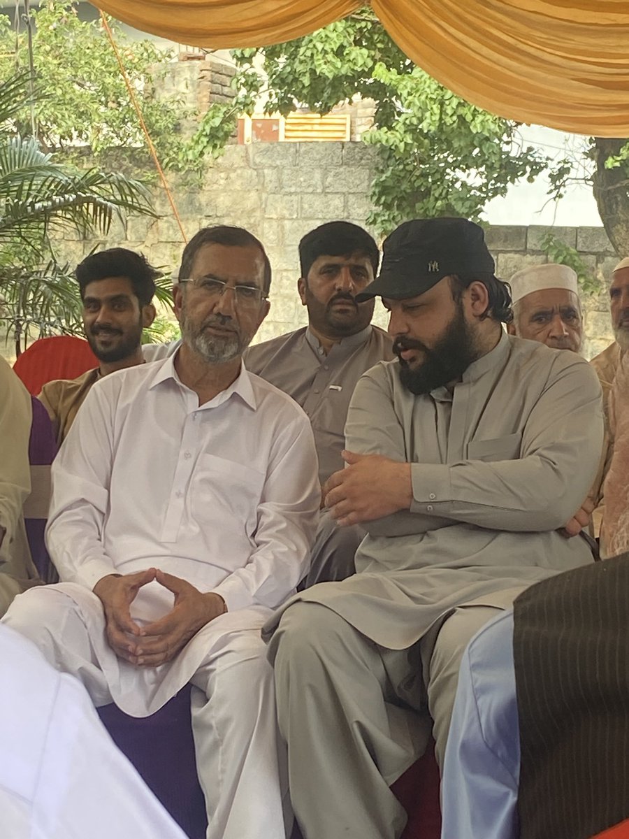 KhwajaK52844862's tweet photo. اشاڑے تحصیل مٹہ سوات۔
پښتون سټوډنټس فیډریشن اسلامیه کالج پوهنتون پېښور  صدر  خواجه احتشام ااحق۔ ودیگر سیاسی و علاقہ مشران کا  ایوب خان اشاڑے کے بڑے بھائی قاسم خان (دیرے خان ) کی وفات پر تعزیت اور فاتحہ خوانی کر رہے ہیں https://t.co/qYrvtXnZff