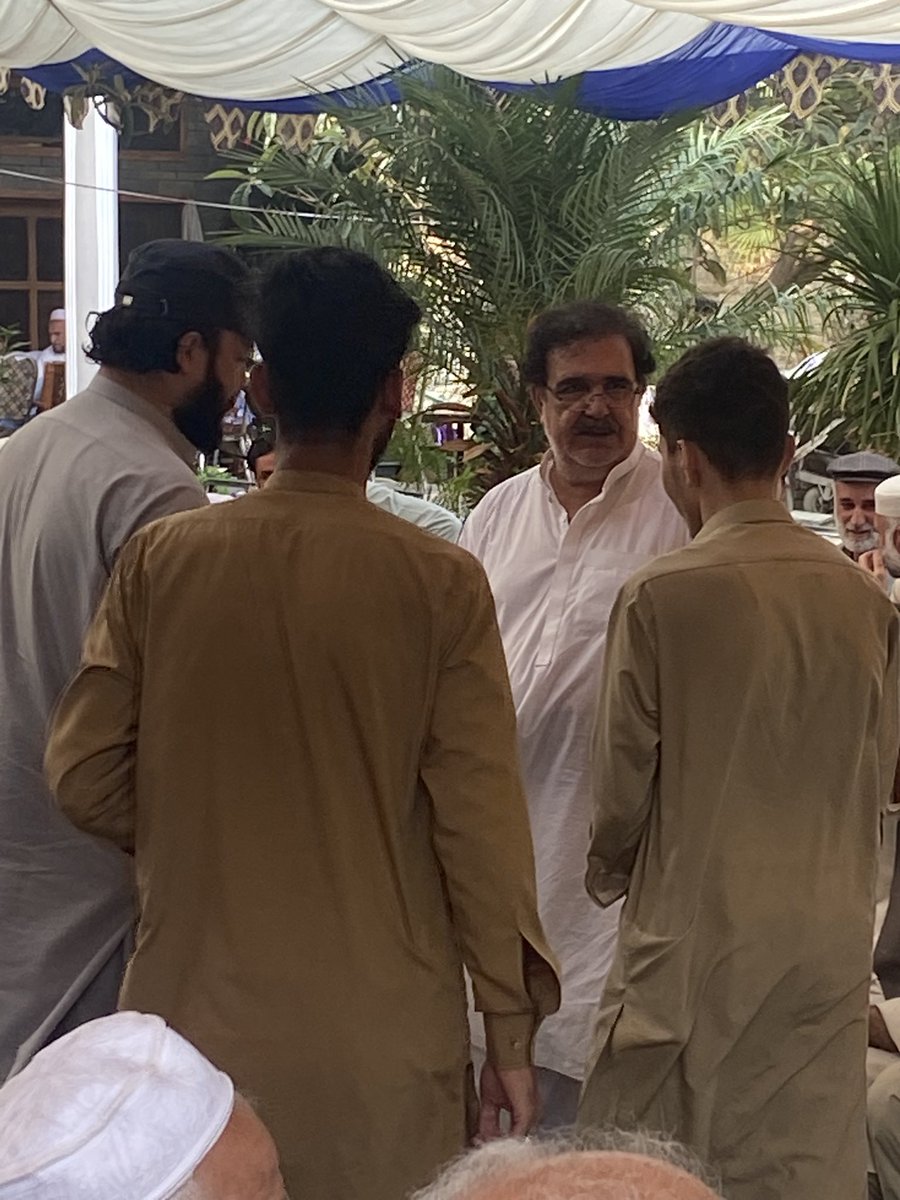KhwajaK52844862's tweet photo. اشاڑے تحصیل مٹہ سوات۔
پښتون سټوډنټس فیډریشن اسلامیه کالج پوهنتون پېښور  صدر  خواجه احتشام ااحق۔ ودیگر سیاسی و علاقہ مشران کا  ایوب خان اشاڑے کے بڑے بھائی قاسم خان (دیرے خان ) کی وفات پر تعزیت اور فاتحہ خوانی کر رہے ہیں https://t.co/qYrvtXnZff