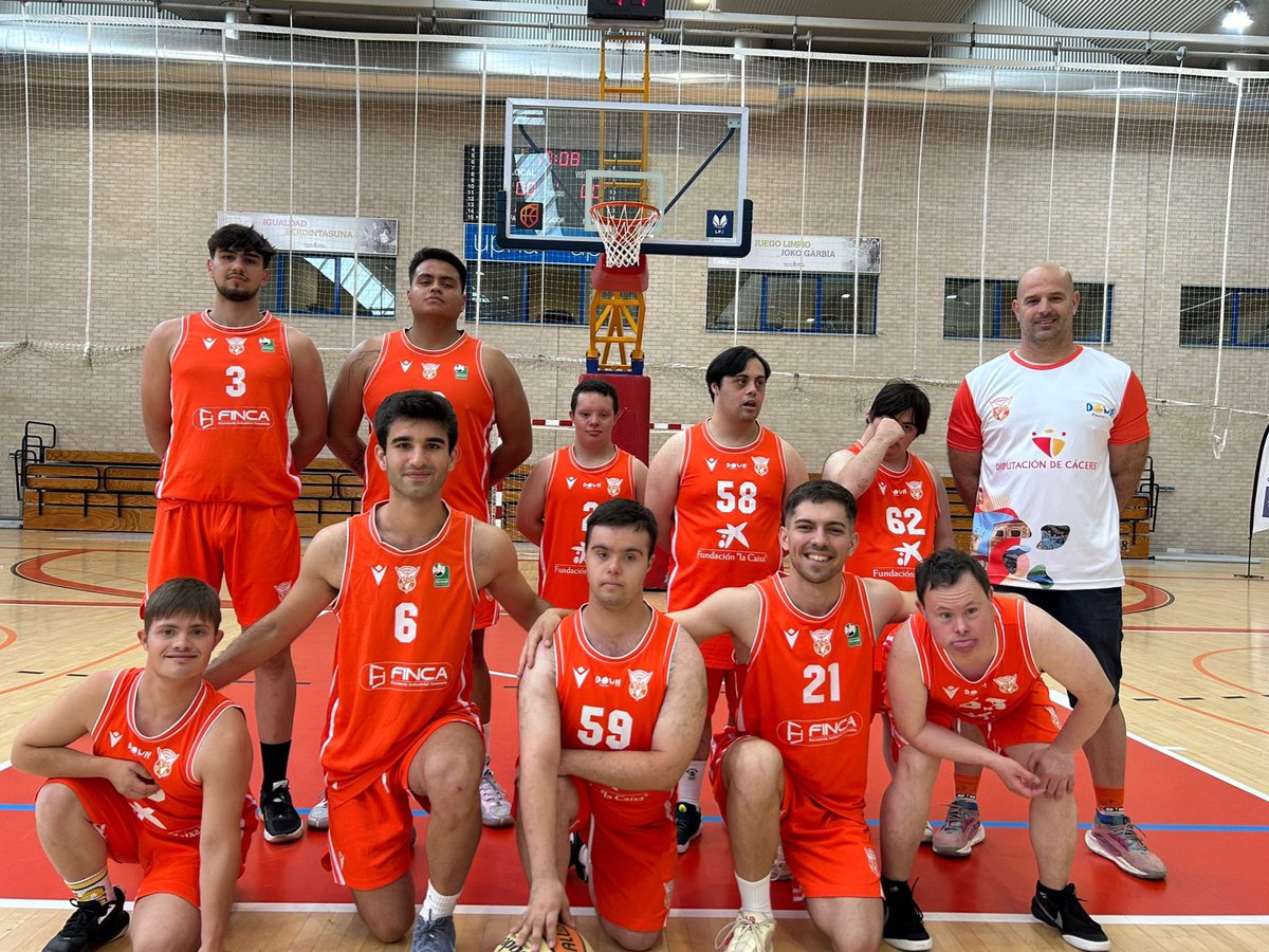 SagradoCC's tweet photo. Nuestro equipo masculino para los #MAGIC2025 🧡 @asoDownCaceres @DiputacionCC @IMAS_sport4all
¡A disfrutar! 💙
#SintiendoNaranja https://t.co/Ev37nj13U9