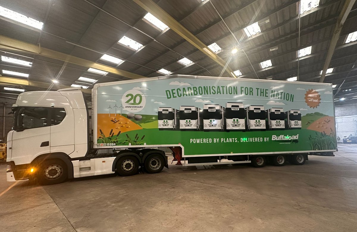 A great photo of our decarbonisation celebration trailer showing just how enormous the ambient storage is at Buffaload Crewe!
Thanks for the pic Jacko.

#warehouse #buffaload #trucking #lorriesofinstagram #SupplyChain #doubledeck #decarbonisation #cleanlogistics #crewe #cheshire