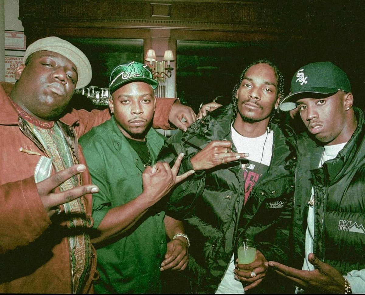 Phbhimself's tweet photo. Mwaka 1997 milio ya risasi kadhaa ilisikika katika mitaa ya Los Angeles huko California, mwanamuziki kutoka katika kundi la Bad Boys.

Christopher Wallace ama B.I.G ama Biggie alidondoka baada ya risasi hizo kupenya kwenye mwili wake.

Hiyo ilikuwa ni wiki moja baada ya ikulu ya Marekani kumuita Puff Daddy, Snoop Dogg na Dr. Dre.

Na kuwaambia kwamba sasa ulikuwa ni wakati wa East na West kumaliza tofauti zao na kufocus zaidi kwenye muziki.

Walikubaliana na ikulu kwamba kila kitu kingekuwa poa, lakini sasa mauaji mengine yalikuwa yamefanyika baada ya kile kifo cha Tupac mwaka 1996.

Lilikuwa pigo kubwa kwa mwanamuziki, dogo janja aliyekuwa na pesa nyingi, Puff Daddy, kipenzi chake kiliondoka, kilifutwa katika uso wa dunia na kamwe asingeweza kumuona tena.

Mke wa marehemu, Faith Evans alilia sana, Puff akaona haiwezekani, kwa kuwa kipenzi chake aliondoka duniani akaamua kumtungia wimbo maalumu ulioitwa I’ll Be Missing You.

Hiyo ilikuwa ni sample ya ngoma moja iliyopigwa na mwanamuziki aliyeitwa Sting iitwayo Every Breath I Take.