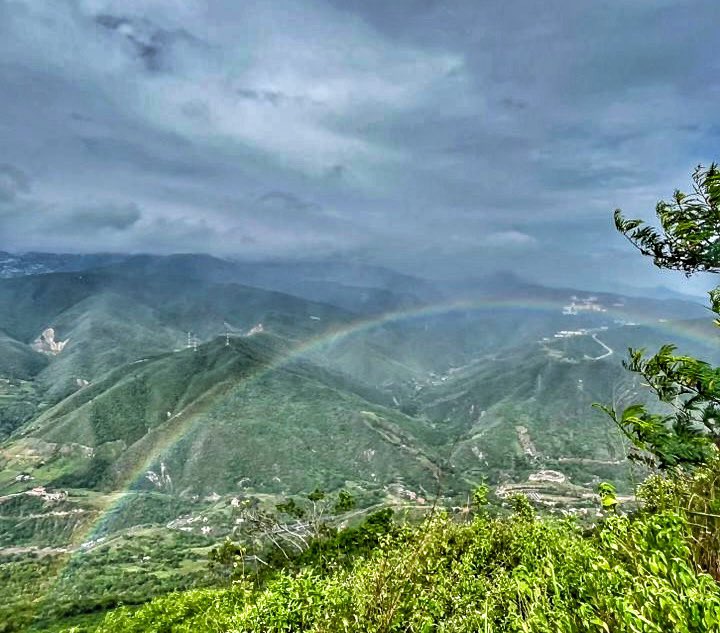 Como dice el gran 🎵 John Powell, “Existe una esperanza en cada problema, un arcoíris después de la tormenta, un poco de calor en cada invierno”.

Les regalo este 🌈 de hoy, a las 10 de la mañana, visto desde la carretera vieja de La Guaira. 

Gracias al 🚴‍♀️ que la tomó.