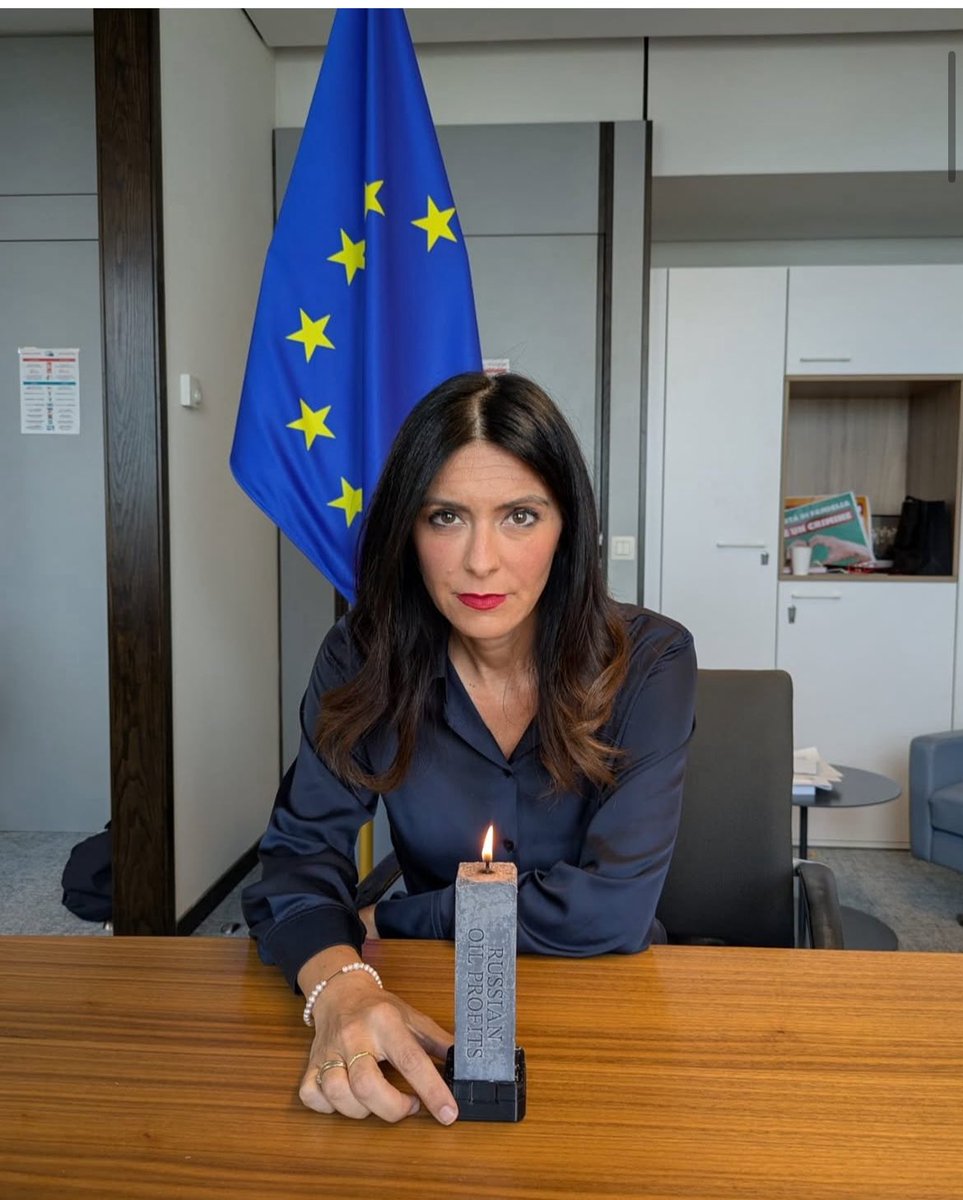 pinapic's tweet image. È utile ricordare agli smemorati che ogni euro speso in combustibili fossili russi contribuisce a finanziare la guerra in Ucraina.  E anche per questo, ho aderito con grande convinzione alla campagna Melt Russia&apos;s Oil Profits Away che ha l&apos;obiettivo di favorire questa…