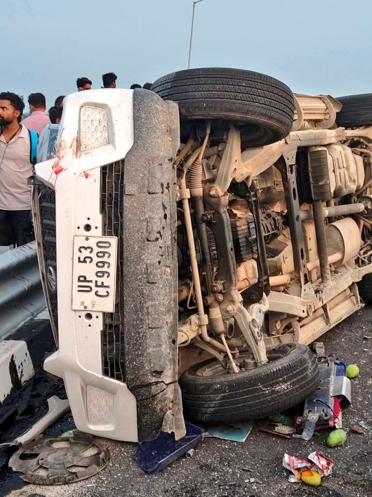 राजेश्वर सिंह (@rajeshwar_hyv) on Twitter photo गोरखपुर से लखनऊ जाते समय सड़क दुर्घटना में उत्तर प्रदेश सरकार के पूर्व मंत्री, वरिष्ठ नेता एवं कैंपियरगंज से सम्मानित विधायक माननीय श्री फतेह बहादुर सिंह जी तथा उनके सुरक्षाकर्मियों के घायल होने पर लखनऊ के के. के. हाॅस्पिटल पहुंच कुशलक्षेम लिया.....
ईश्वर से जल्द स्वस्थ होने की.. गोरखपुर से लखनऊ जाते समय सड़क दुर्घटना में उत्तर प्रदेश सरकार के पूर्व मंत्री, वरिष्ठ नेता एवं कैंपियरगंज से सम्मानित विधायक माननीय श्री फतेह बहादुर सिंह जी तथा उनके सुरक्षाकर्मियों के घायल होने पर लखनऊ के के. के. हाॅस्पिटल पहुंच कुशलक्षेम लिया.....
ईश्वर से जल्द स्वस्थ होने की..