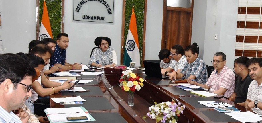 dioudhampur's tweet photo. #ProgressiveJK
DC Udhampur @rai_saloni chairs meeting of District Level Committee on Change of Land Use, approved 5 cases & emphasizes on timely issuance of NOCs & proper field certification before the disposal of applications.
@diprjk
@NitishRajora_
@ddnews_jammu https://t.co/E0Cxhx0IPr