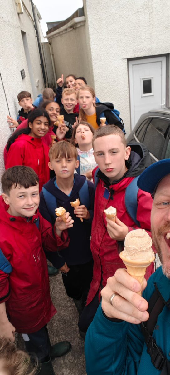 HolyFamSchCov's tweet image. Group E & F together today - navigation this morning 🗺️ and Criccieth beach this afternoon 🐚