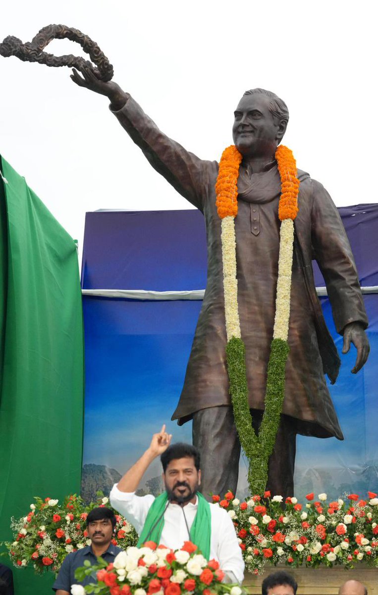 భూమినే నమ్ముకున్న రైతుకు… 
భరోసా ఇచ్చే బాధ్యత తీసుకున్నా. 

నువ్వు భూమిని సాగు చెయ్యి…
నీ బాగోగులు నావి అని భరోసా ఇస్తున్నా.

18 నెలల్లో లక్ష కోట్ల సంక్షేమం…
నీకు నేనిచ్చే ధైర్యం అని… 

తెలంగాణ రైతుకు… 
నా మాటగా చెబుతున్నా. 

తొమ్మిది రోజుల్లో తొమ్మిది వేల కోట్లిచ్చి…