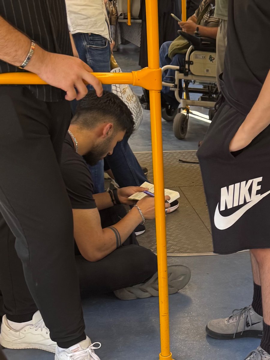 Metroda zattiri zort hukuk kitabını okuyan çocuktan sonra altını çizerek mealli kuran okuyan birini görmek ilaç gibi geldi