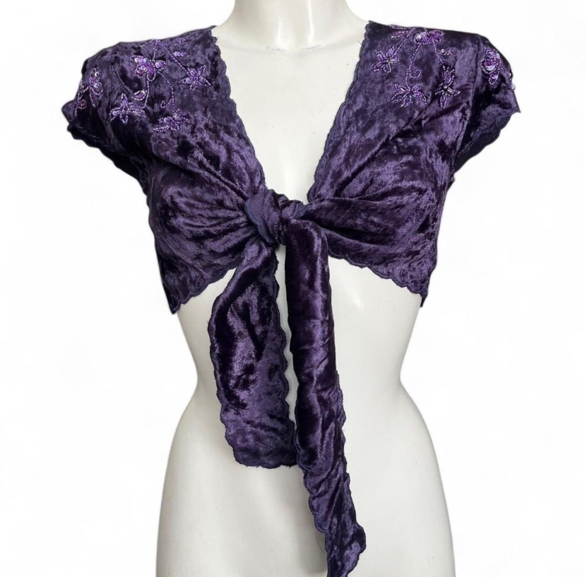 UltraViolet0211's tweet photo. I don’t think I’m feeling the outfit but I NEED this top https://t.co/8PzrDy11SC