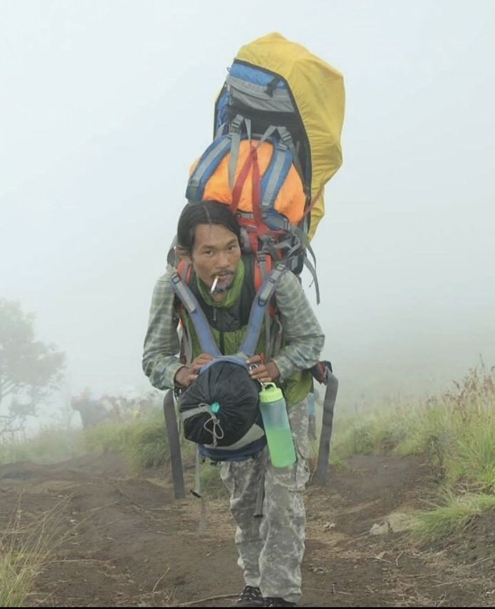 Queria saber como ele com um cigarro na boca corre em uma trilha super difícil e eu dou 5 passos e parece q eu tô morrendo