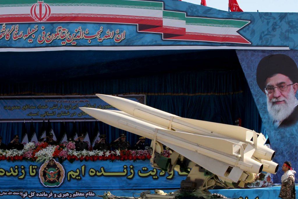 LautaroRivara's tweet photo. 🇺🇸🇮🇱🇮🇷 | Los últimos días de escalada militar entre Estados Unidos, Israel e Irán estremecieron al mundo. Les comparto algunas tesis y reflexiones sobre 10 días que parecieron una década.

Va HILO https://t.co/HBn3raGEEZ