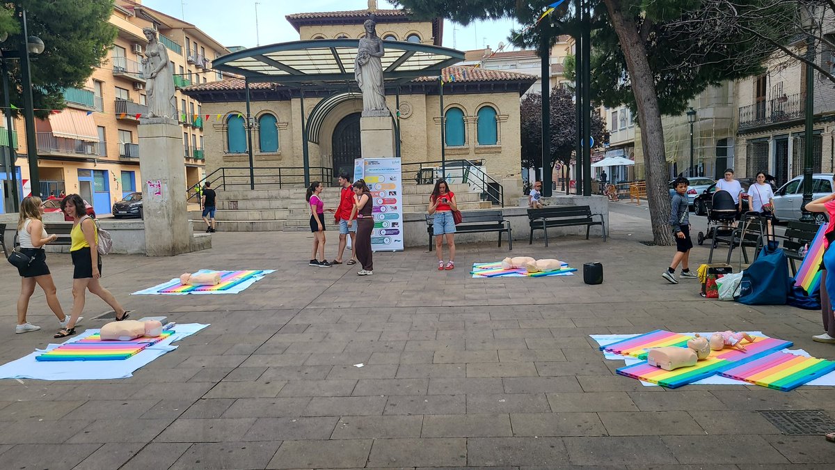 Esta tarde estamos en la plaza Santo Domingo con un taller sobre reanimación cardiopulmonar <a href="/AVVLanuzaCV/">La Vecinal Casco Histórico Zaragoza</a>