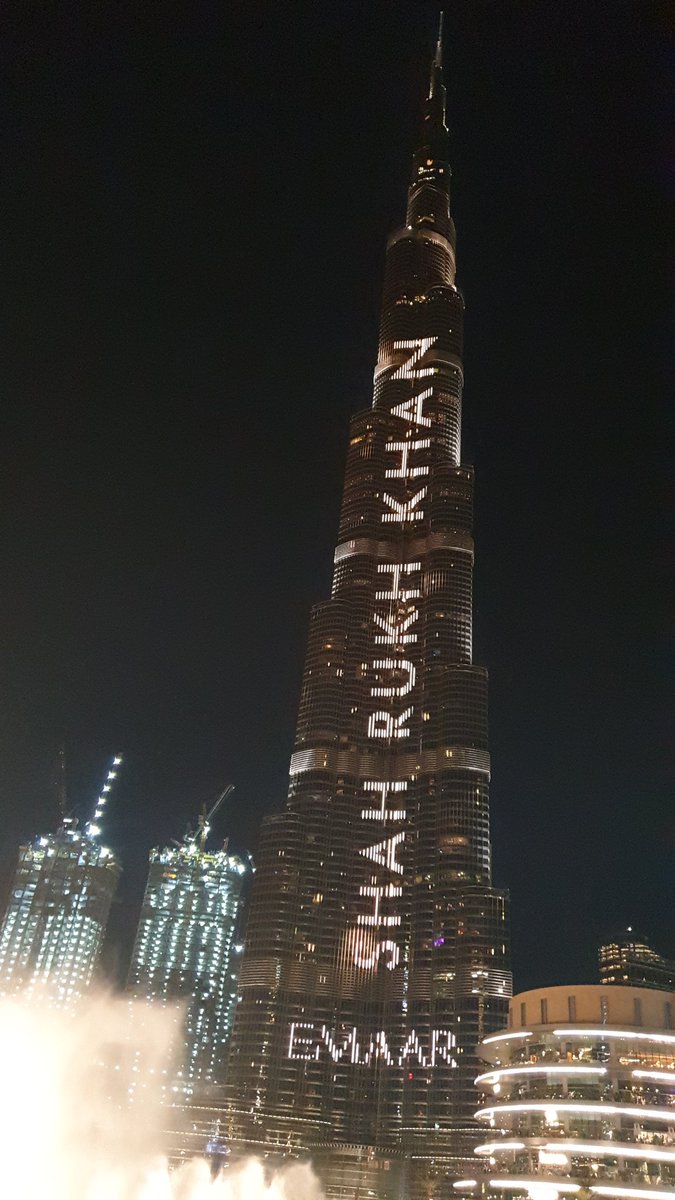 Naam itna bada kro ki likhawane k liye Burj Khalifa banwa na pade 

33 YEARS OF MEGASTAR SRK