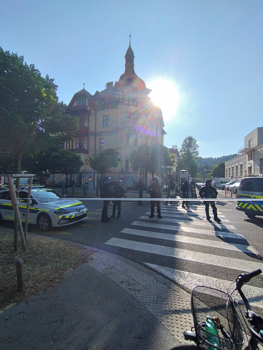 Pošteno zastražena <a href="/USAmbSlovenia/">U.S. Ambassador to Slovenia</a>  pred skorajšnjim prihodom protestnikov proti dvigovanju izdatkov za vojsko. <a href="/24UR/">24UR</a>