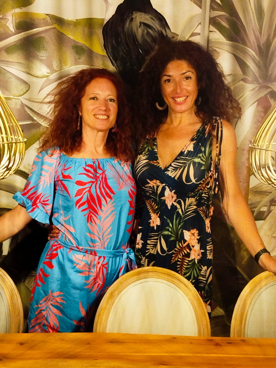 Hay algo más bonito que irte de farra con tu amiga del alma a una fiesta hawaiana y que acabes a las 4 de la mañana conociendo a medio pueblo?
Con mi <a href="/AuroraVelaAXA/">AURORA VELA GALLEGO</a>