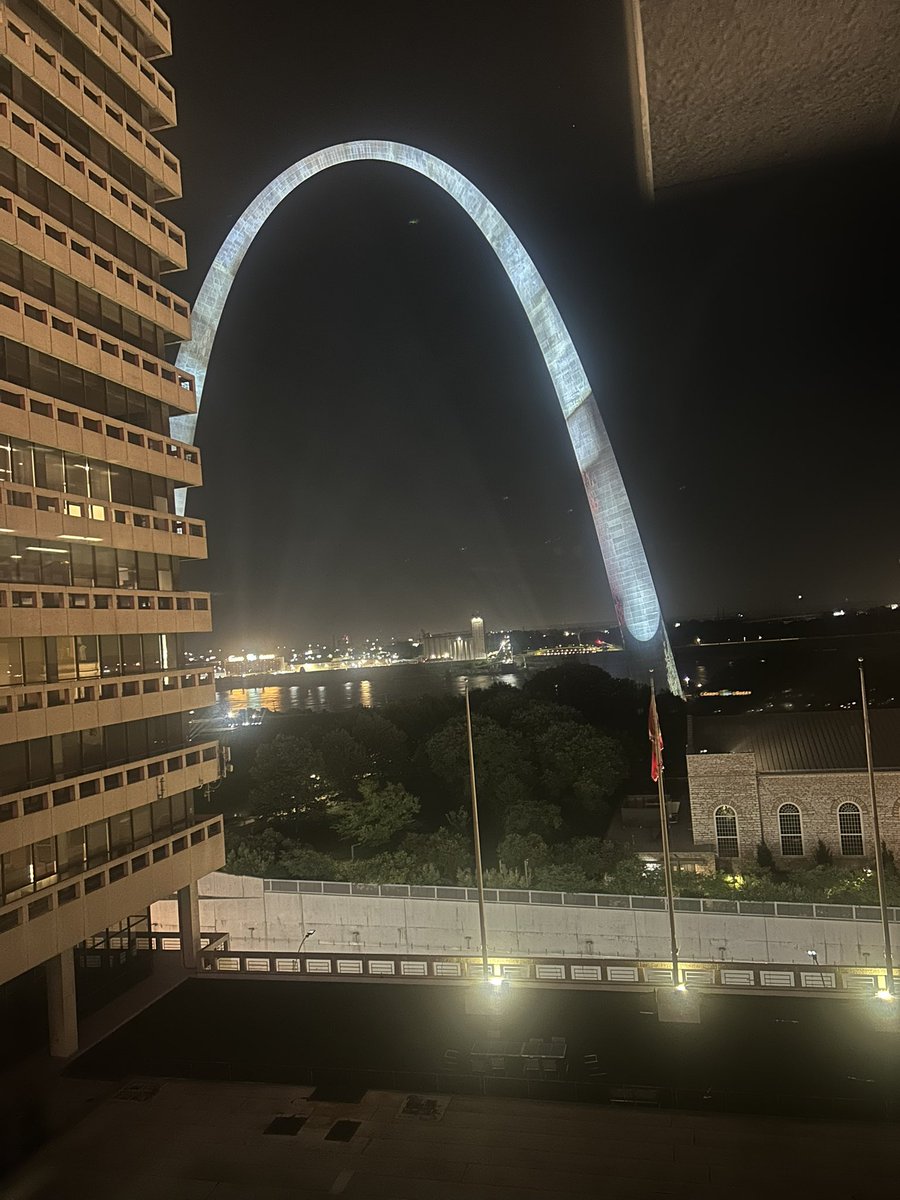 Day 2 of St Louis! Learning how the tram was designed to safely get to the top!! So here is a view from the top!  Danielle and I at the top, and the Arch at night from our hotel. #LeadTheCharge <a href="/KyCharge/">KYCharge</a> <a href="/MrsHoward_WII/">Danielle Howard</a>