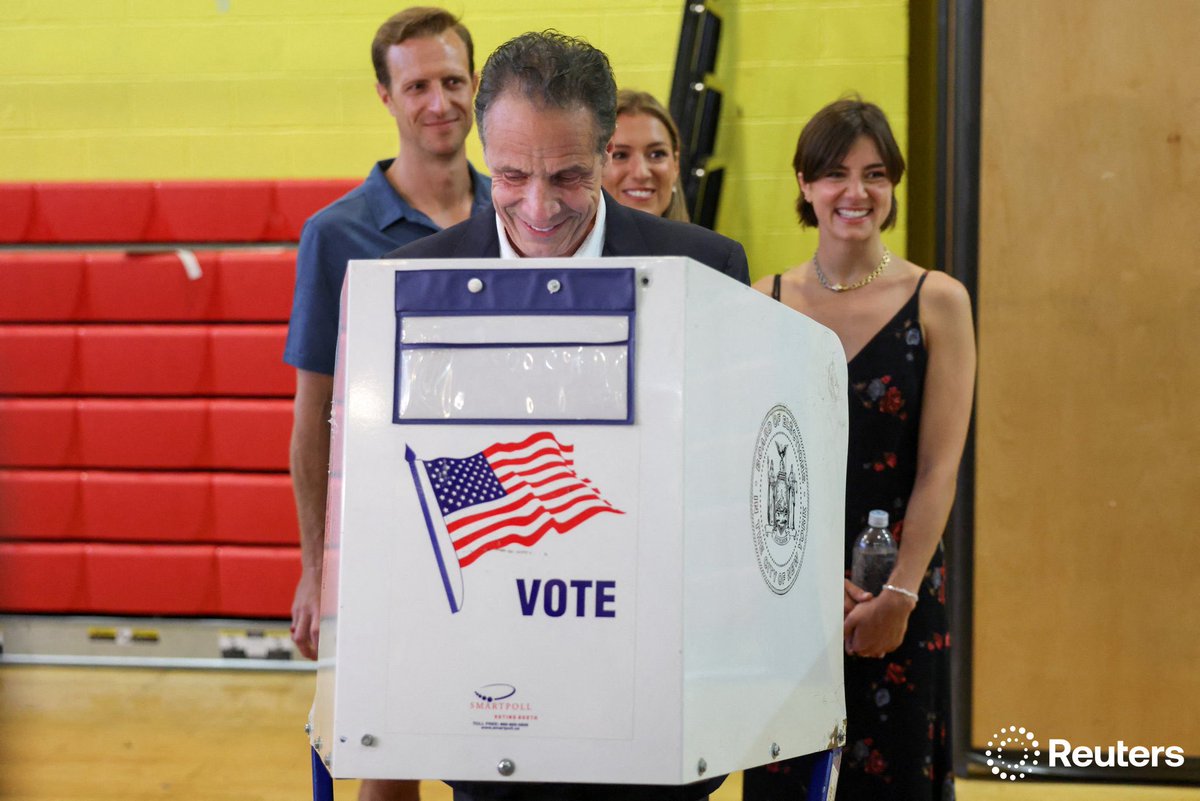 corinne_perkins's tweet image. Former New York governor and New York City mayoral candidate Andrew Cuomo votes in the New York City primary election at the High School of Art and Design in New York City. Photo by @kylieacooper