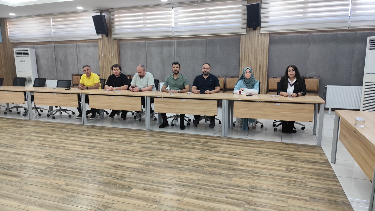 AK Parti Selçuklu İlçe Teşkilatı olarak haftalık Yönetim Kurulu Toplantımızı Başkanımız Arif Bağcı riyasetinde gerçekleştirdik.

Gündem değerlendirmeleriyle dolu, verimli bir toplantı oldu. Birlik ve kararlılıkla yol yürümeye devam ediyoruz.