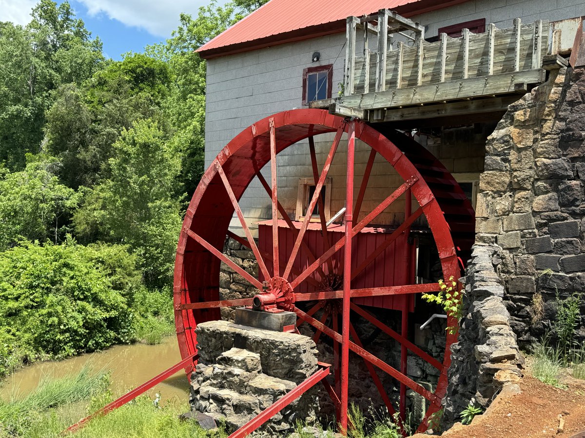 TrvlTasteTour's tweet image. Discover Greensboro, NC—where history, art, food &amp;amp; family fun collide! From murals to museums, trails to tournaments, there's something for everyone. 🍔🎭⚽
#VisitGreensboro #ExploreNC #FamilyTravel #SouthernCharm #TravelSouth