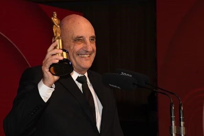 Cuando Frank conoció a Carlitos, Personas, lugares &amp; cosas y Cyrano. Tres obras generadas y acompañadas desde el teatro público, que ayer lograron su consagración definitiva con los premios que recibieron en el Martín Fierro del Teatro. Y estamos más que orgullosos por esto.