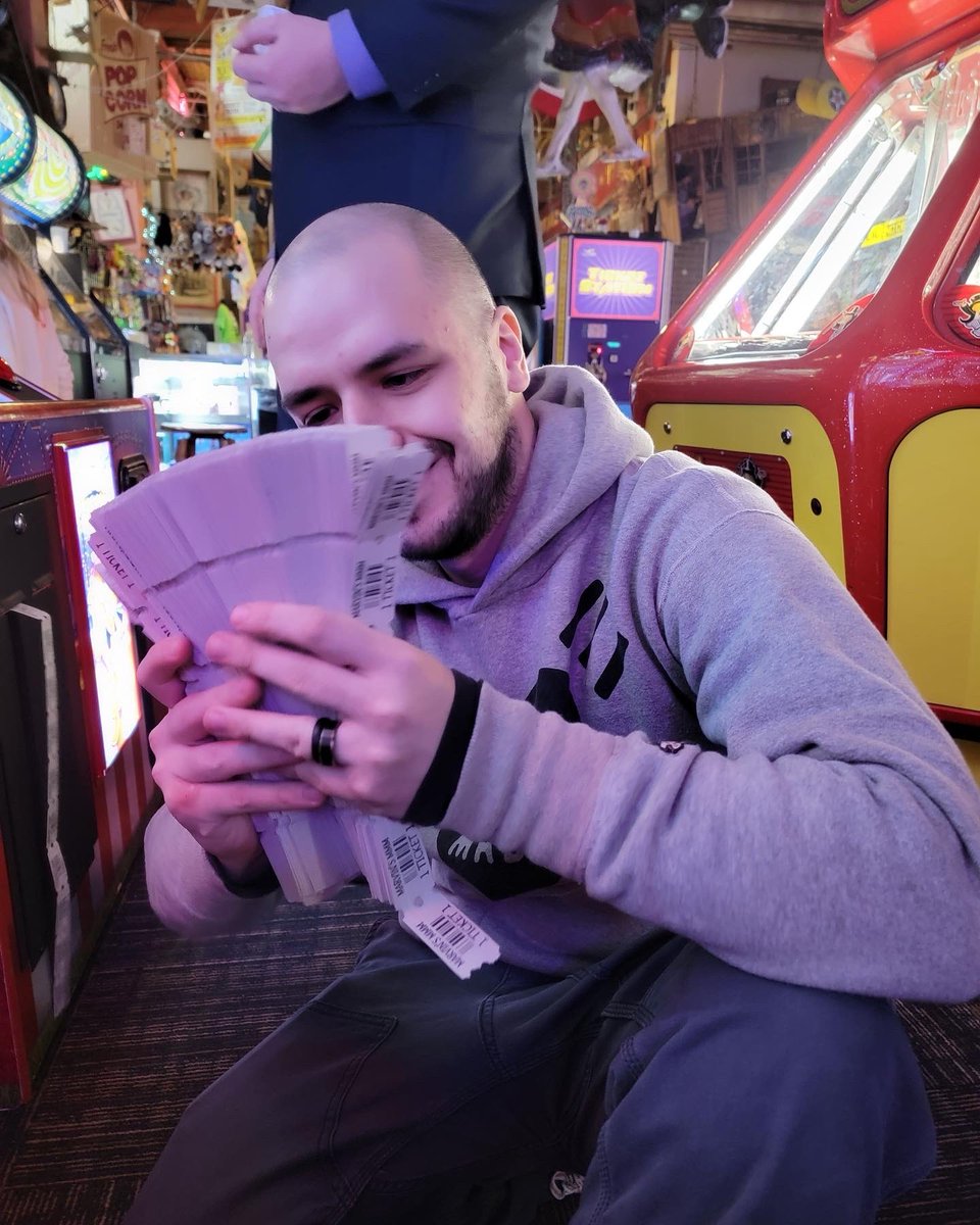 wormpuller's tweet image. 2022-2025

I lowkey became a #SharpDressedMan