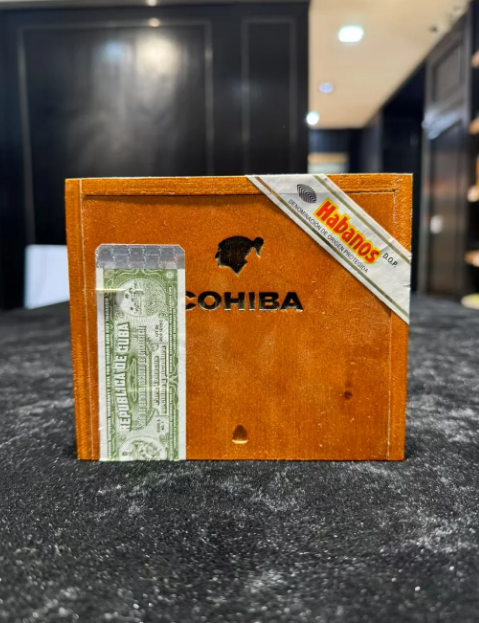 LiyaMaria1986's tweet photo. Cohiba Medio Siglo 🇨🇺
Packed in a box of 25. 102mm / 52 ring, medium strength. Hand-rolled with premium Vuelta Abajo leaves. Starts with cedar, sweet grass, and a creamy, vanilla-honey profile; builds to coffee, caramel, and roasted nuts; finishes with leather, cocoa, and oak. Pure Cuban craftsmanship. 🌿🔥 #Cohiba #CubanCigars #Luxury #NY #FL #TX
