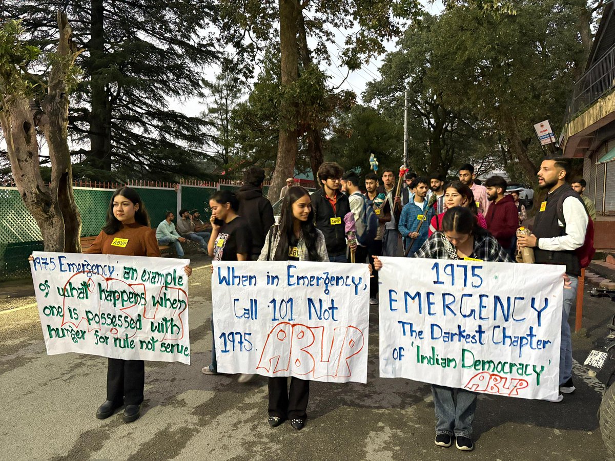 abvphp's tweet photo. अखिल भारतीय विद्यार्थी परिषद, हिमाचल प्रदेश विश्वविद्यालय इकाई और हमीरपुर नगर इकाई द्वारा देश में लगाए गए आपातकाल के 50 वर्ष पूरे होने पर मशाल यात्रा का आयोजन किया गया। https://t.co/YtujSde7yH