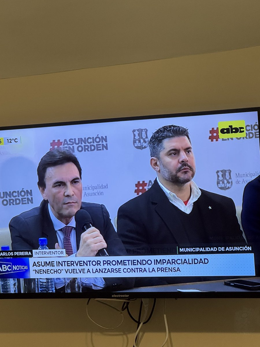 Quién le dijo que era una buena idea hacer una conferencia de prensa abrazado al intendente y su jefe de gabinete, con su eslogan "Asunción en orden" de fondo? 

Bastante claro el mensaje... o son boludos o ya tienen cero ganas de disimular 😖