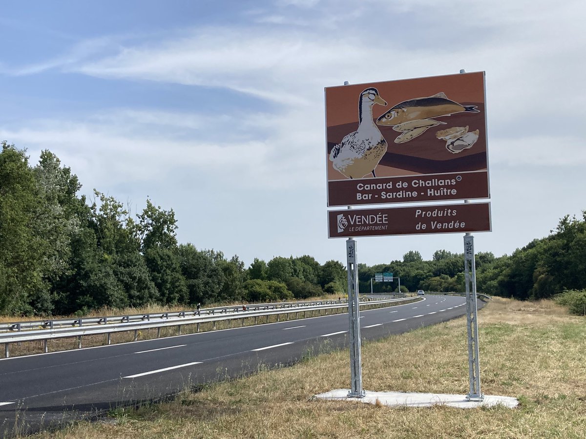 L’installation des panneaux qui font la promotion des produits de #Vendée d’excellence a débuté le long de nos routes départementales. Ici sur la RD 32 donnant accès à la Vendée, à l’entrée de Challans.