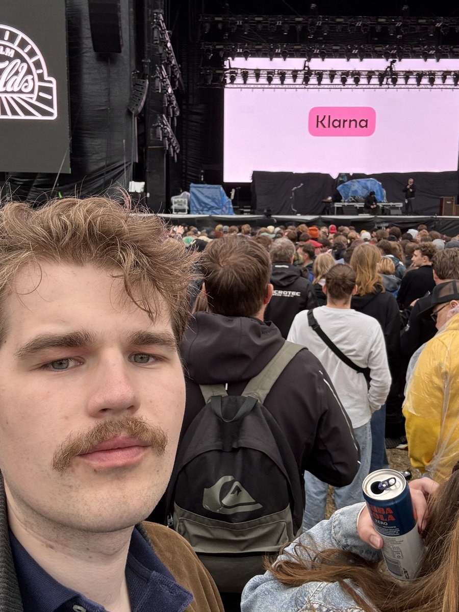 ToffGod's tweet photo. About to see Weezer and Green Day 🤙🏻 https://t.co/80J9DrjhtU