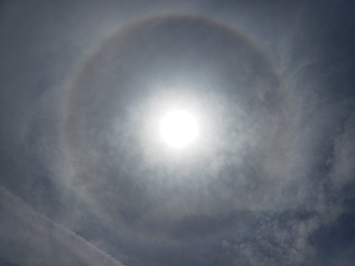 AnantaPrajna's tweet photo. 2025/06/14 solar halo. 佛光 https://t.co/gmr9iVws6n