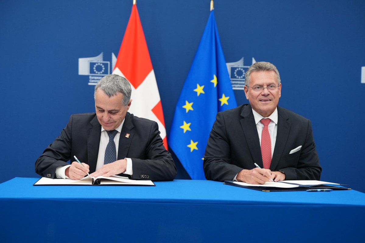 Ignazio Cassis (@ignaziocassis) on Twitter photo Together with Commissioner <a href="/MarosSefcovic/">Maroš Šefčovič🇪🇺</a>, we signed a joint declaration that strengthens 🇨🇭🇪🇺 partnership in the next phases of the process.
It sets out measures to improve collaboration in key areas such as research & innovation, health, electricity, land transport, financial Together with Commissioner <a href="/MarosSefcovic/">Maroš Šefčovič🇪🇺</a>, we signed a joint declaration that strengthens 🇨🇭🇪🇺 partnership in the next phases of the process.
It sets out measures to improve collaboration in key areas such as research & innovation, health, electricity, land transport, financial