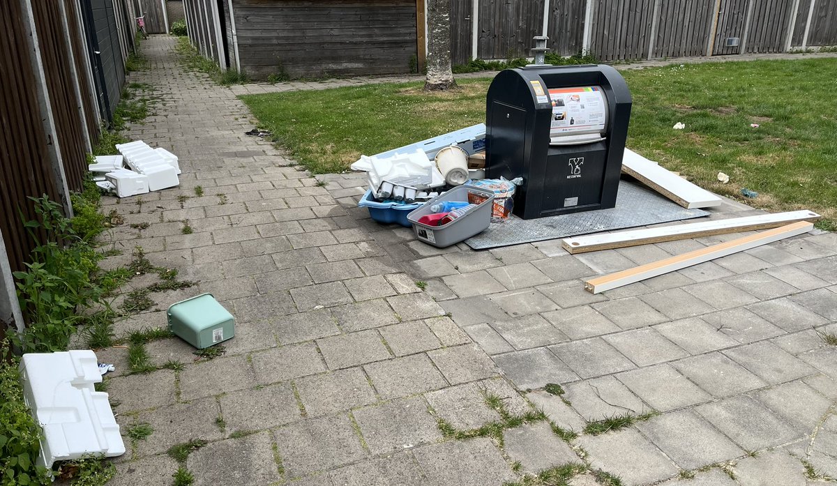 afvaldumping074's tweet photo. 24-6-2025 Rubensstraat en Hunenborg #stankoverlast #vanzaknaarbak #pmdzakkenfiasco #gatochnascheiden #napelsaandeberflobeek #wegwaaiendezakken #wanbeleid #verpaupering #rattenwelkominhengelo #pappenennathouden #trekkenaaneendoodpaard #symptoombestrijding https://t.co/WwKmhAMejK