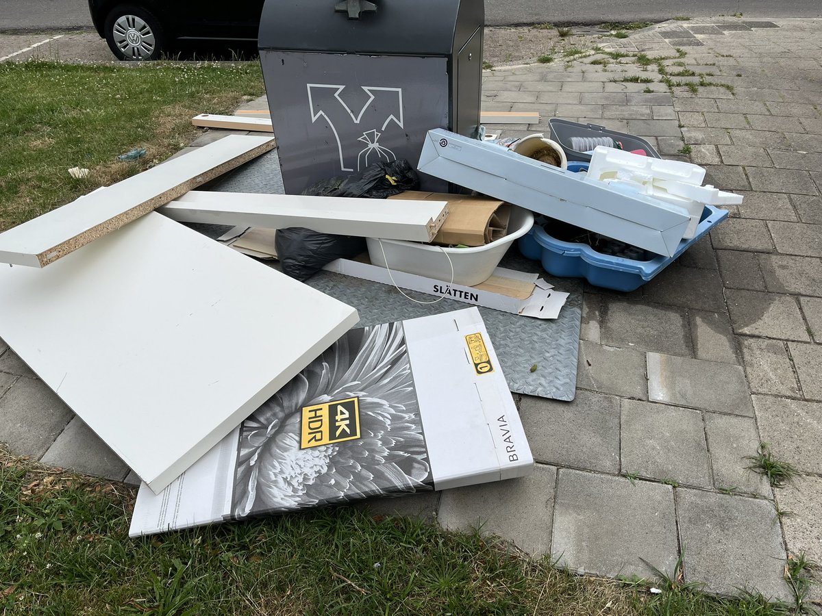 afvaldumping074's tweet photo. 24-6-2025 Rubensstraat en Hunenborg #stankoverlast #vanzaknaarbak #pmdzakkenfiasco #gatochnascheiden #napelsaandeberflobeek #wegwaaiendezakken #wanbeleid #verpaupering #rattenwelkominhengelo #pappenennathouden #trekkenaaneendoodpaard #symptoombestrijding https://t.co/WwKmhAMejK