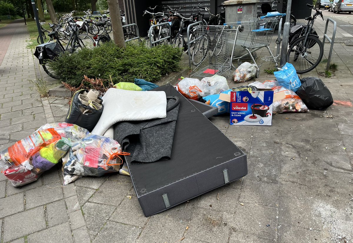 afvaldumping074's tweet photo. 24-6-2025 Rubensstraat en Hunenborg #stankoverlast #vanzaknaarbak #pmdzakkenfiasco #gatochnascheiden #napelsaandeberflobeek #wegwaaiendezakken #wanbeleid #verpaupering #rattenwelkominhengelo #pappenennathouden #trekkenaaneendoodpaard #symptoombestrijding https://t.co/WwKmhAMejK