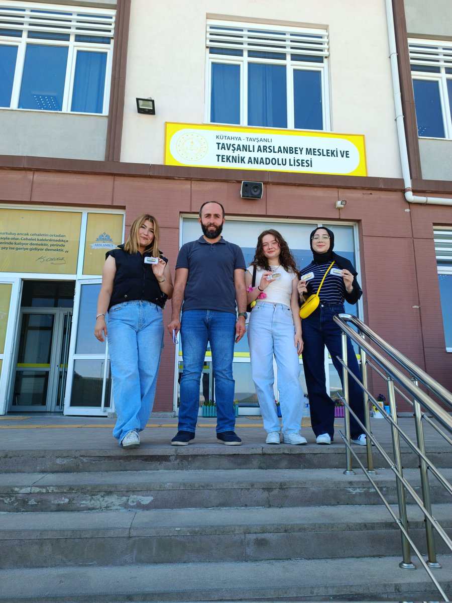 Eğitim Bir-Sen'in düzenlediği "Bir Bilenle Bilge Nesil" kitap okuma ve kompozisyon yazma yarışmasına okulumuzdan 16 öğrencimizle katılım sağladık.

Bu anlamlı projede, öğrencilerimiz hem okuyarak hem yazarak güzel bir tecrübe kazandı.

Katılan tüm öğrencilerimizi tebrik ediyoruz.