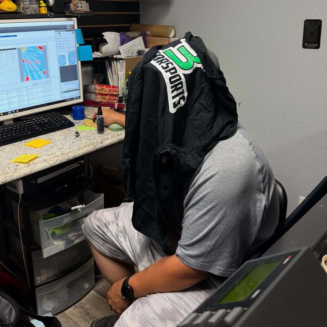 Ink_N_Stitch's tweet image. Craig’s “Do Not Disturb” sign is back… Excited to have him back in the office after a well deserved vacation!  #signshop instagr.am/p/DLSjQZjRuwM/