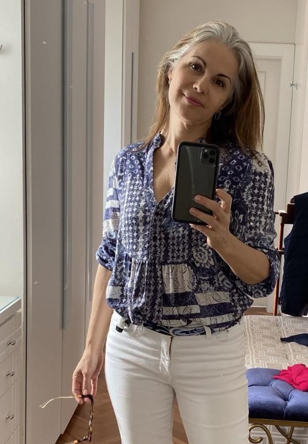 liyakac's tweet photo. Hey, can you correctly guess her age?😊
A) 53
B) 47 
C) 50 
D) 43 https://t.co/EJBwXKqwgt
