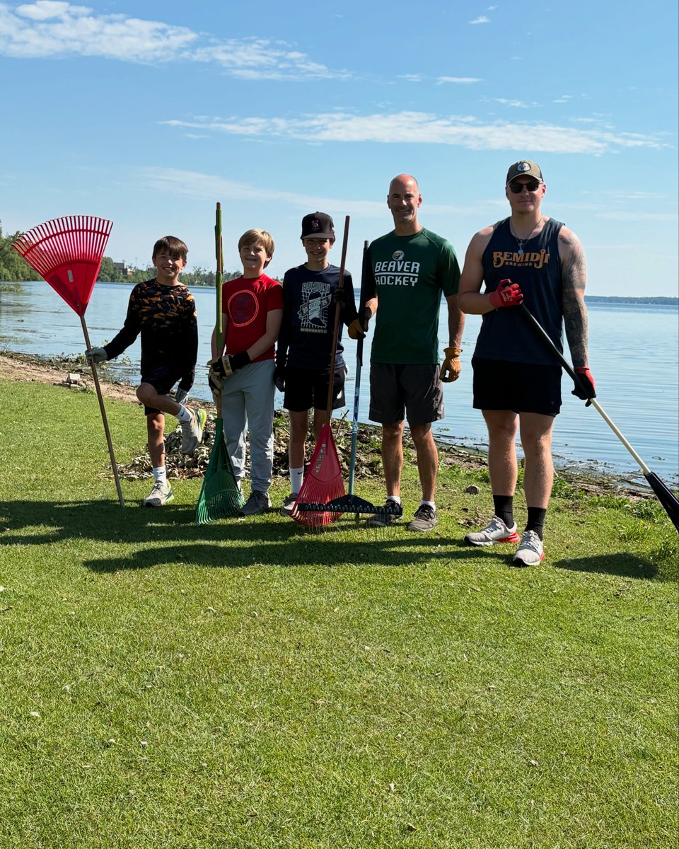 BSUBeaversMHKY's tweet photo. Coach @twinter6 and Coach @wegs27 teaming up with @BJIYouthHockey to help clean the waterfront by Paul and Babe!

#GoBeavers #BeaverTerritory https://t.co/3Dz5wIiHBN