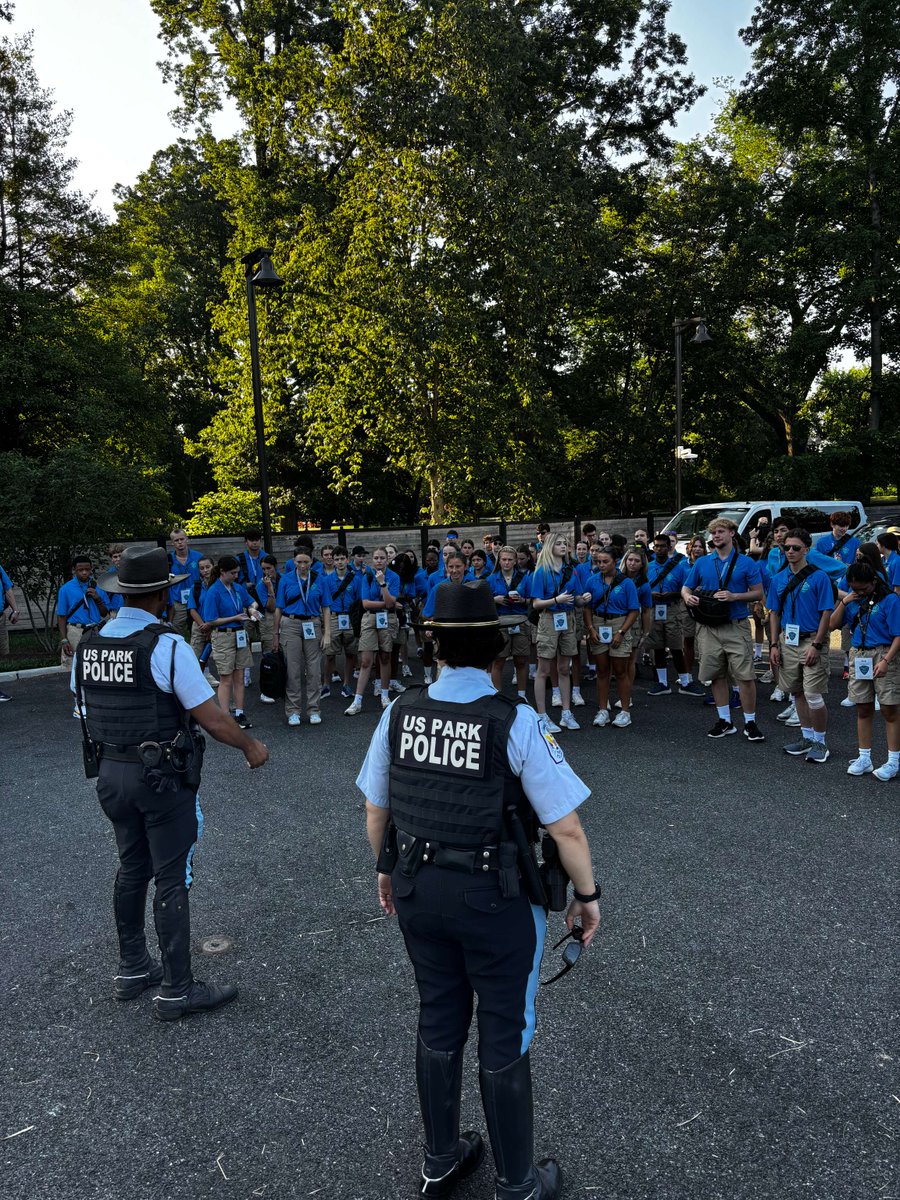 usparkpolicepio's tweet image. Our Horse Mounted Unit was thrilled to welcome the FBI Youth Leadership Program to the @nationalmallnps. As the nation's oldest uniformed federal law enforcement agency, our officers have invaluable knowledge and experience to share with future law enforcement leaders.