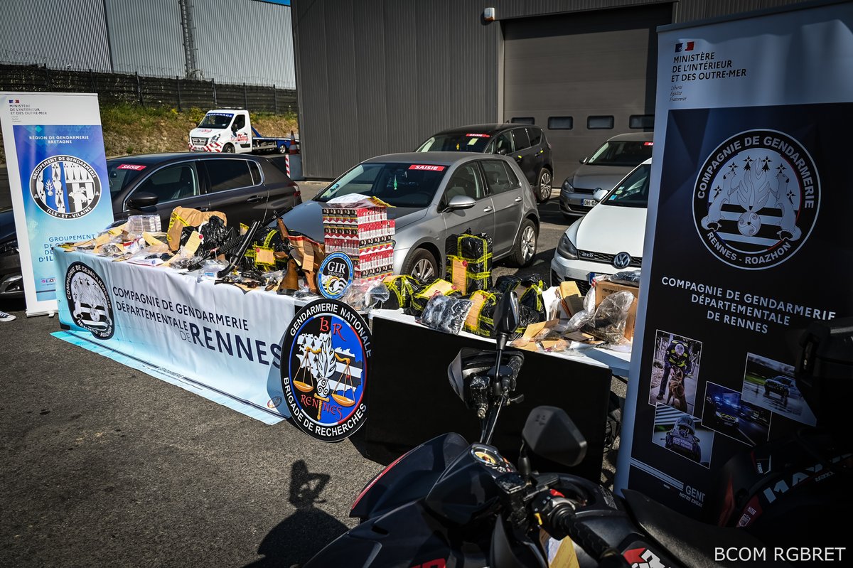 #ContreLeNarcoTrafic ❌ La <a href="/Gendarmerie_35/">Gendarmerie d'Ille-et-Vilaine</a> met fin à un vaste trafic de stupéfiants :
➡️ Saisies de 59 kg de stupéfiants + 34 000€ en numéraire + 11 véhicules + 9 armes à feu +350 paquets de cigarettes et 131 paquets de tabac à rouler
➡️ 15 individus interpellés ⚖️