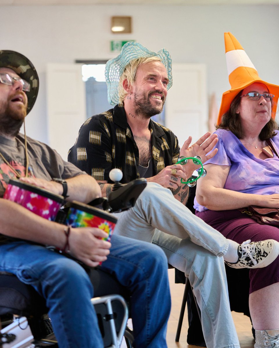 nordoffrobbins's tweet photo. We're so grateful to Joe Talbot from @idlesband for stopping by to join a music therapy session! ๐ถ
Joe joined our music therapist Lydia and a group from @HeadwayCardiff in Newport ahead of IDLES receiving the @UEMusicHall Best Live Act award at next week's #O2SilverClefs https://t.co/yoNWuJYh9Q