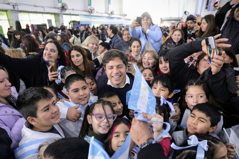 Kicillofok's tweet photo. Amar a la bandera es defender nuestra soberanía y también comprometernos con la paz y la solidaridad. En la provincia de Buenos Aires, ¡primero siempre la celeste y blanca! 🇦🇷💙

Como lo hicieron miles de chicos en cada distrito, más de 600 alumnos de cuarto grado de escuelas primarias de #FlorencioVarela le prometieron lealtad a la bandera argentina.