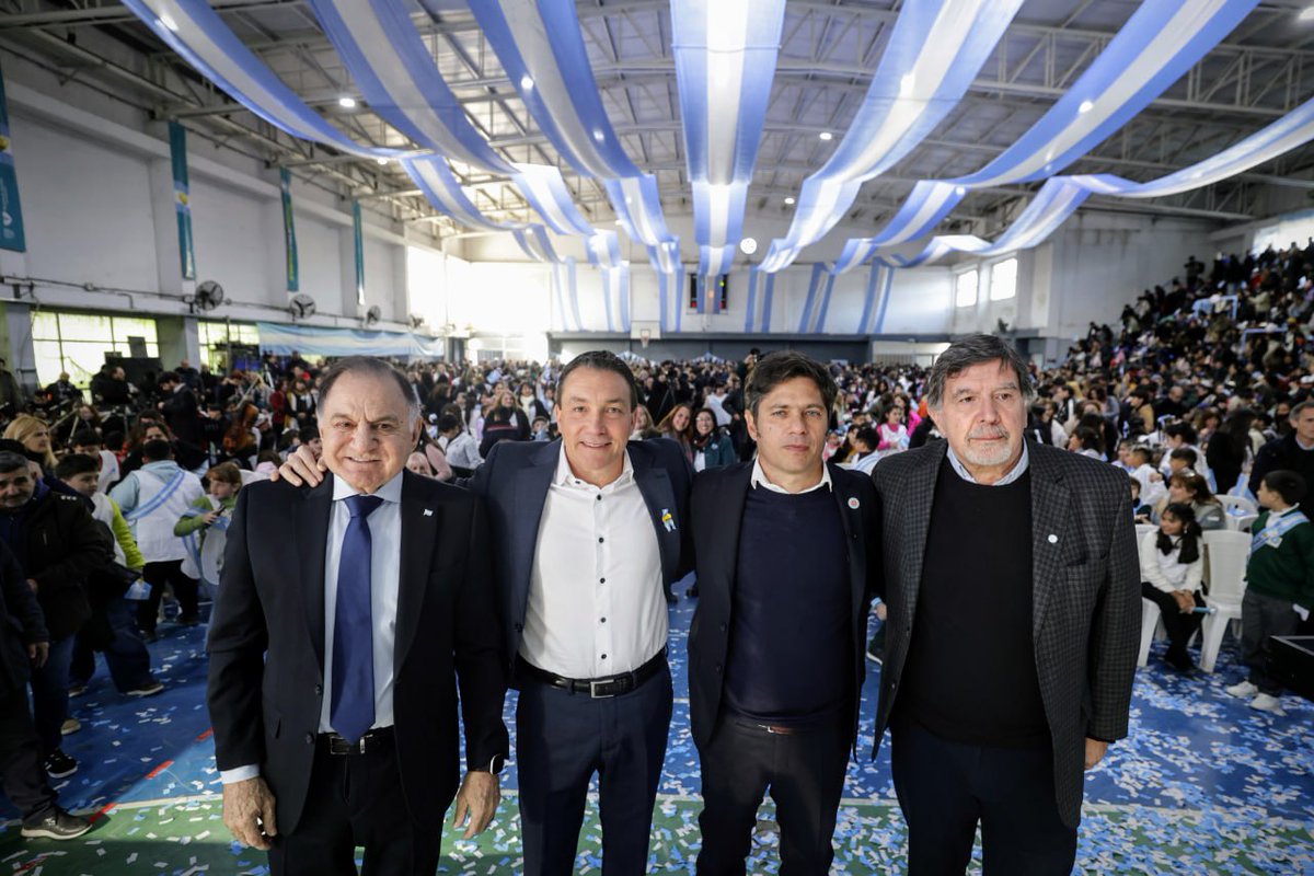 Amar a la bandera es defender nuestra soberanía y también comprometernos con la paz y la solidaridad. En la provincia de Buenos Aires, ¡primero siempre la celeste y blanca! 🇦🇷💙

Como lo hicieron miles de chicos en cada distrito, más de 600 alumnos de cuarto grado de escuelas