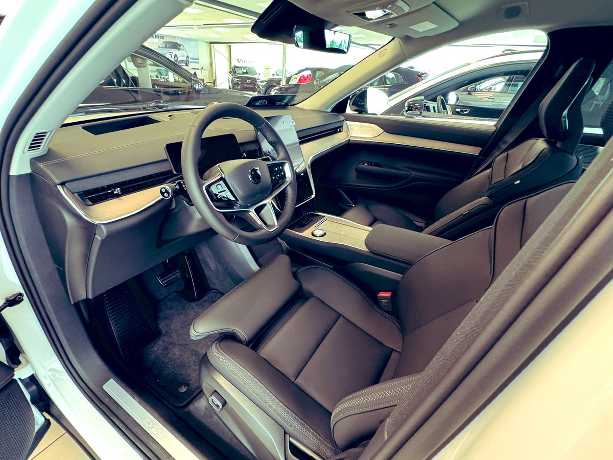Vincent G. de Vlugt ๐๏ธ (@vincentgdevlugt) on Twitter photo Een goede vriend heeft een mooie XC90 gezien bij een Volvo-dealer in de buurt. Voor hem is dat wat verder weg dus op zijn verzoek daarstraks even wezen kijken. Daar stond ook de nieuwe EX90. Heel andere auto dan de Range Rover. Maar ook mooi (in een andere kleur) en heel ruim. Een goede vriend heeft een mooie XC90 gezien bij een Volvo-dealer in de buurt. Voor hem is dat wat verder weg dus op zijn verzoek daarstraks even wezen kijken. Daar stond ook de nieuwe EX90. Heel andere auto dan de Range Rover. Maar ook mooi (in een andere kleur) en heel ruim.