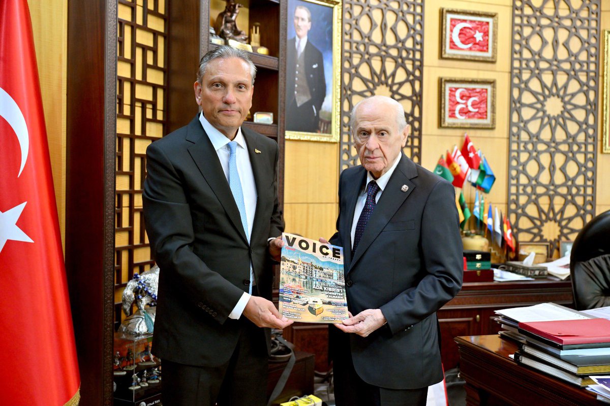 tursaborgtr's tweet photo. Yönetim Kurulu Başkanımız  Firuz Bağlıkaya, Milliyetçi Hareket Partisi Genel Başkanı Sayın Devlet Bahçeli’yi makamında ziyaret etti. Başkanımız Sayın Bahçeli’ye geçmiş olsun dileklerini ileterek, sağlık durumunun iyiye gitmesinden duyduğu memnuniyeti ifade etti.

Firuz Bağlıkaya görüşmede,  “Turizm Yüzyılı” vizyonu çerçevesinde, “Terörsüz Türkiye” hedefi doğrultusunda TÜRSAB'ın yürüttüğü projeleri arz etti. Ayrıca, TÜRSAB tarafından hazırlanan “Turizmde Güvenlik El Kitabı” başta olmak üzere çeşitli yayınlarımız Sayın Bahçeli’ye takdim edilerek çalışmalarımız hakkında bilgi sunuldu.

Nazik kabulleri ve sektörümüze gösterdiği yapıcı ilgi için Sayın Devlet Bahçeli’ye şükranlarımızı sunuyoruz.