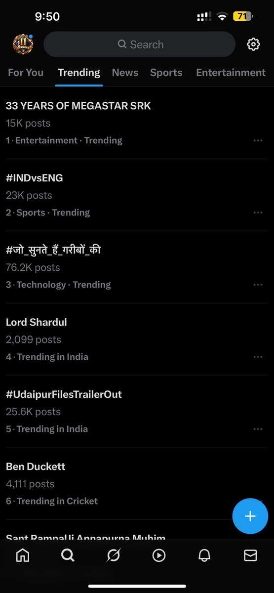 "33 YEARS OF MEGASTAR SRK" is trending at KING’s position 😍🔥