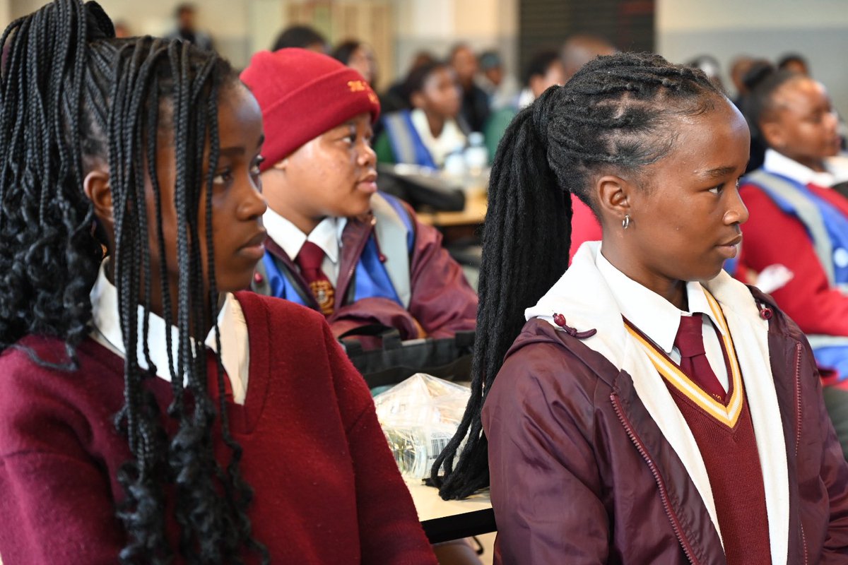 MetrorailWC's tweet photo. π¨βπ«π All aboard for success! Learners got hands-on with the future of rail at PRASA WCβs Career Day! meet real-life professionals & see SAβs newest trains up close. The future is on track! #PRASACareers @PRASA_Group https://t.co/GJhtdonQmR